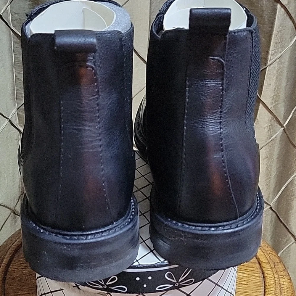 NWOT- VINCE CAMUTO ‘Huntsley’ Leather Chelsea Ankle Boot DISPLAY SHOE